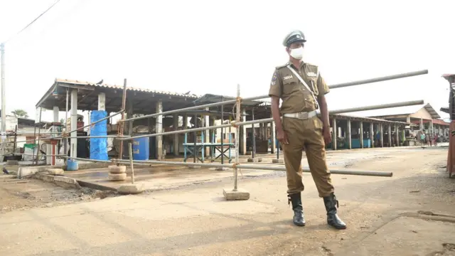 හලාවත ධිවර වෙළද පොළ වසා දමා