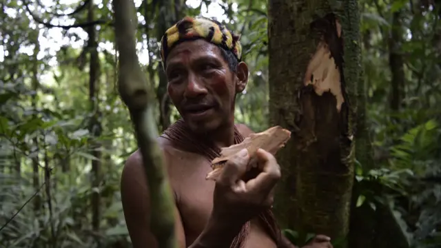 Un indígena Waorani en la selva amazónica de Ecuador