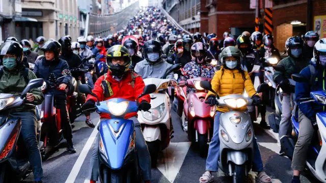 Тайваньцы привыкли жить под угрозой китайского вторжения. На выборах главные вопросы не о Китае, а о жизни на Тайване. Утренний час-пик в Тайбэе