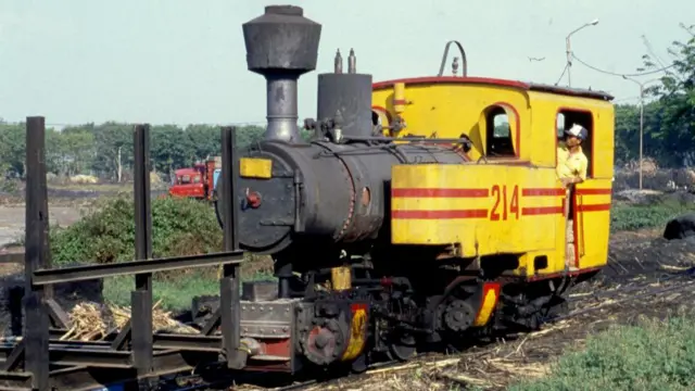 Lokomotif uap nomor 214 Pesantren Baru di bawah uap pada 18 September 1997