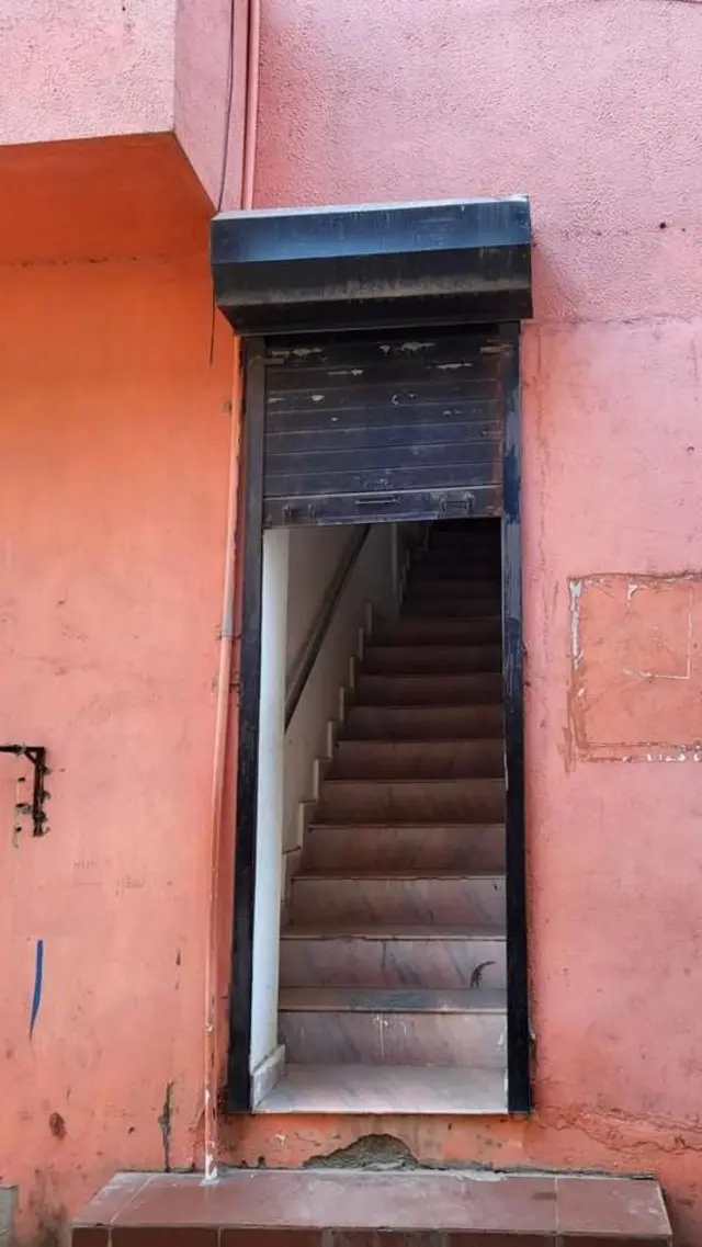 మోసాలు, కుట్ర, ప్రజలు , గాంధీనగర్