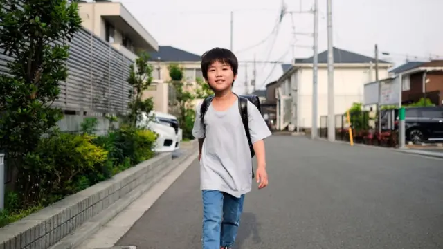 Pikin dey waka go school for Japan