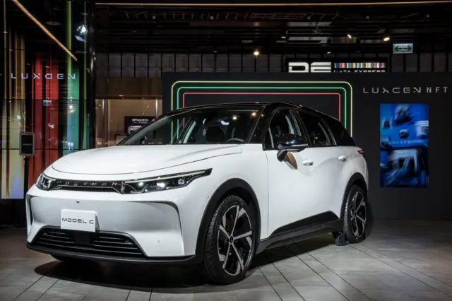 فاکسترون مدل C در نمایندگی کارخانه در تایوان