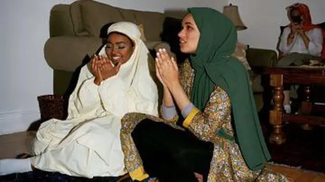 Wasu 'yanmata suna addu'a 