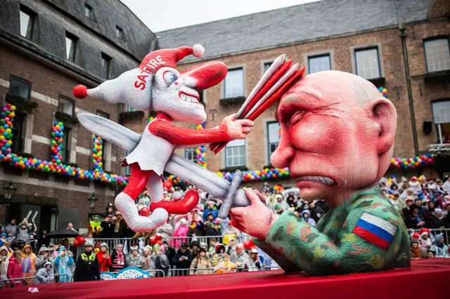 مجسمه پوتین و یک دلقک در خیابان