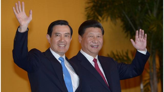 Chinese President Xi Jinping and Taiwan President Ma Ying-jeou wave to journalists before their meeting at Shangrila hotel in Singapore on November 7, 2015. The leaders of China and Taiwan hold a historic summit that will put a once unthinkable presidential seal on warming ties between the former Cold War rivals.
