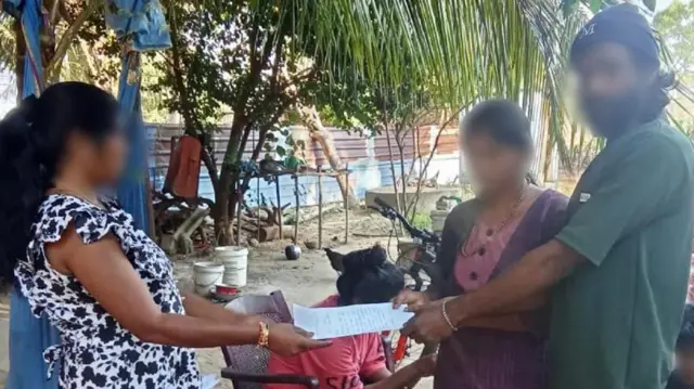  දරුවා රුපියල් 40,000කට මිලදී ගත් කාන්තාවට එම දරුවාගේ මව සහ අනියම් සැමියා ලිපියක් ලබාදෙන අයුරු දැක්වෙන ඡායාරූපය.
