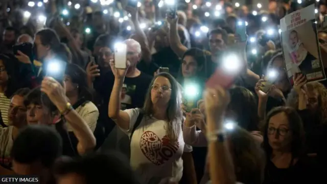 متظاهرون إسرائيليون يطالبون الحكومة الإسرائيلية بالعمل على تحرير الرهائن