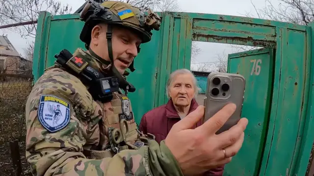 Геннадій намагається умовити жінку виїхати та телефонує її дочці