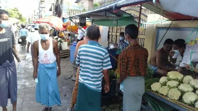 စျေးဝယ်တာနဲ့ ဆေးရုံဆေးခန်းသွားပြတာမှအပ နေအိမ်ပြင်ပကိုထွက်ခွာခြင်း မပြုရဘူး လို့ အစိုးရက ကန့်သတ်ထား