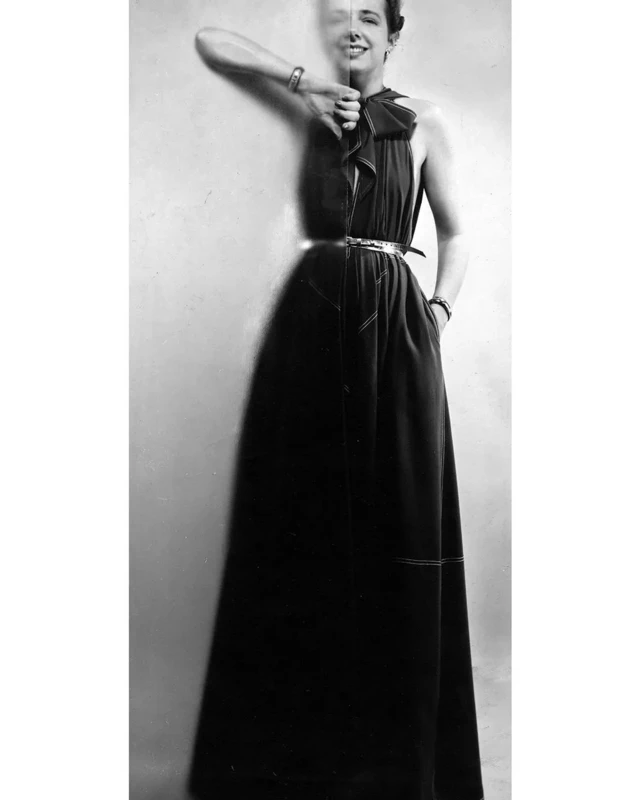 1945 yılında çekilmiş bu fotoğrafta görülen Claire McCardle eli cebinde görülüyor