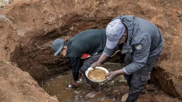 የወርቅ ቁፋሮ እያካሄዱ የሚገኙ የአካባቢው ነዋሪዎች