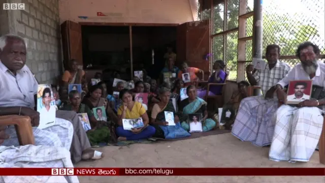 జాఫ్నాలో అదృశ్యమైన తమిళ టైగర్ల ఫొటోలతో వారి కుటుంబ సభ్యులు