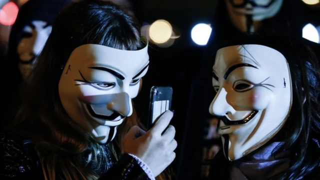 Des personnes portant des masques d'Anonymous