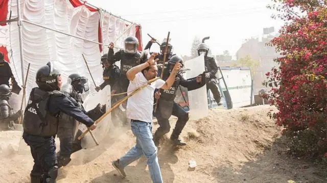 निदर्शनांच्या वेळेस निदर्शकांची पोलिसांबरोबर चकमकदेखील उडाली