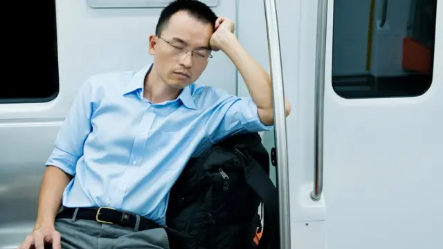 Trabajador durmiendo.