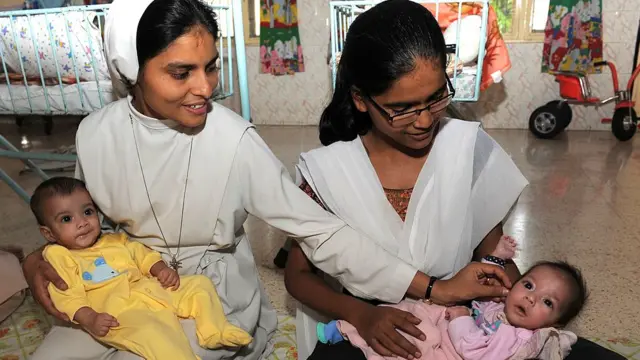 માતા અને બાળક સાથે નન