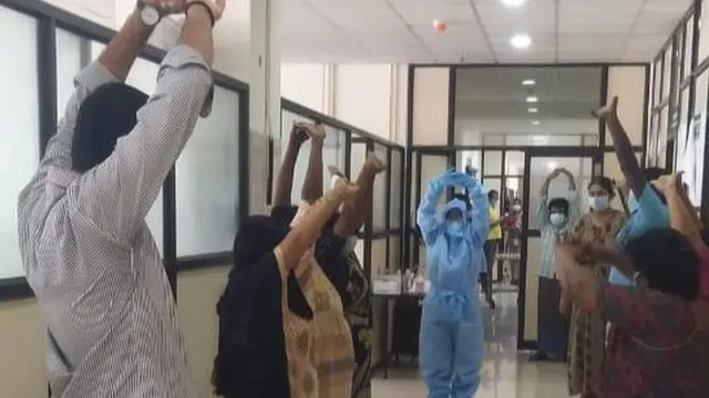 யோகா செய்யும் கொரோனா நோயாளிகள்