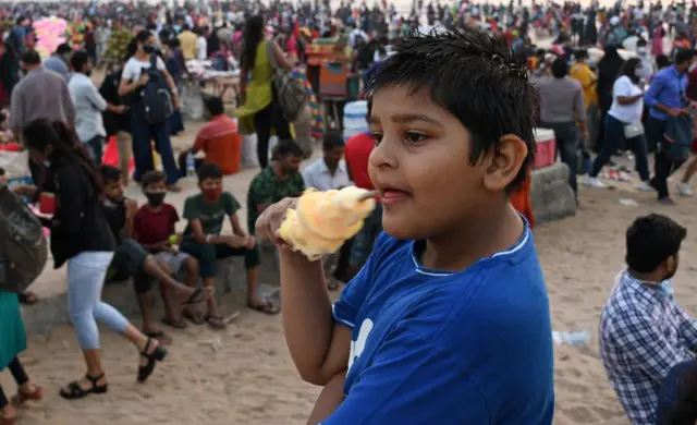 ক্ষতিকারক রঙ ব্যবহার করা হয়েছে এমন খাবার থেকে শিশুদের দূরে রাখার পরামর্শ দিয়েছেন বিশেষজ্ঞরা। 