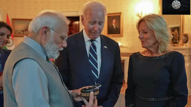 प्रधानमंत्री नरेंद्र मोदी जिल बाइडन को गिफ़्ट देते हुए