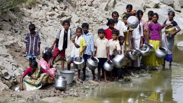 నీటి కోసం నిరీక్షణ