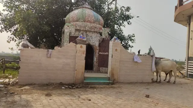 ਪਿੰਡ ਦੇ ਬਾਹਰ ਦਲਿਤ ਸਮਾਜ ਦਾ ਮੰਦਿਰ ਅਤੇ ਨਲਕਾ