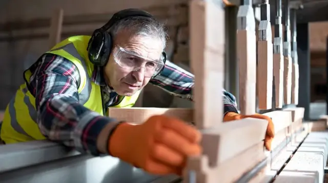 رجل يعمل في البناء