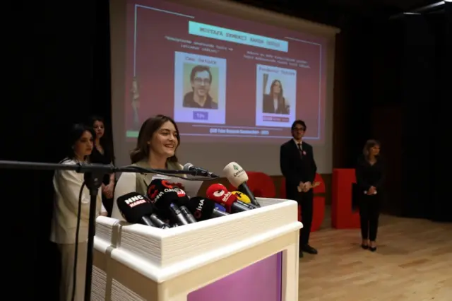 Fundanur Öztürk 6 Nisan'daki ödül töreninde kürsüde konuşma yapıyor