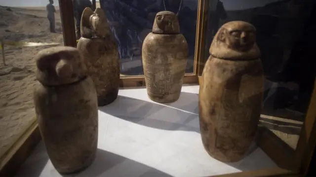 أربعة من الاواني المكتشفة