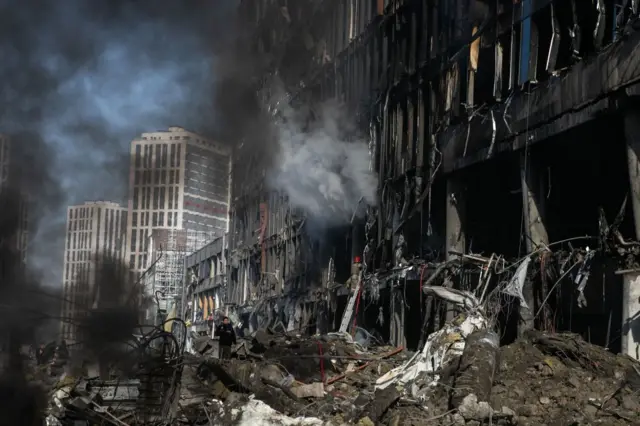 Згоріла будівля, з якої валить дим