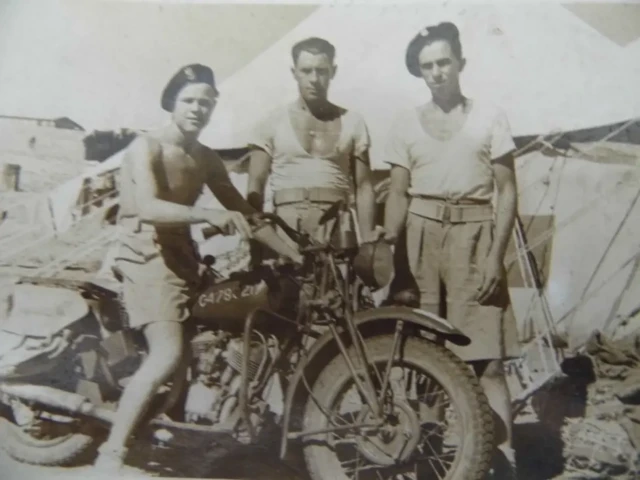 سرجوخه گاسیور سوار بر موتور‌سیکلت که در طول جنگ جهانی دوم در خاورمیانه و اروپا خدمت کرده است