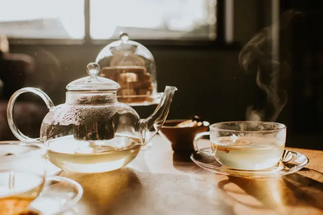 தினமும் காலையில் வெந்நீர் குடிப்பது உடல் ஆரோக்கியத்திற்கு நல்லதா? உண்மை என்ன?