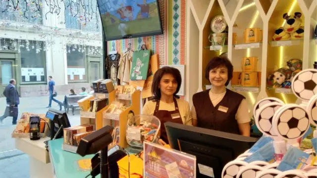 Коллектив магазина "Аленка" на улице Никольская