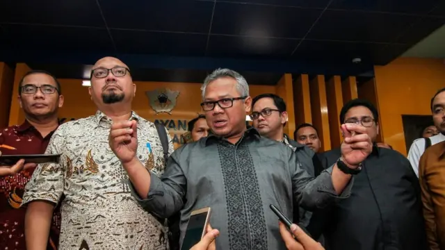 Ketua KPU Arief Budiman (tengah) didampingi Komisioner KPU dan Bawaslu menyampaikan keterangan pers seusai melakukan pengecekan terkait informasi tujuh kontainer surat suara yang sudah tercoblos di kantor Direktorat Jenderal Bea dan Cukai, Pelabuhan Tanjung Priok, Jakarta, Kamis (3/1)