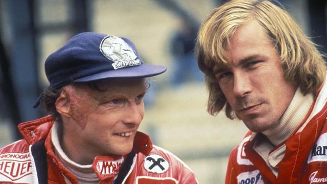 Niki Lauda conversando con James Hunt.