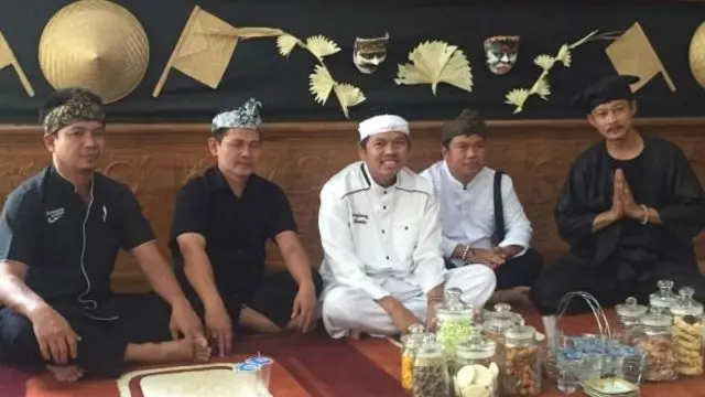 Bupati Purwakarta (pakaian putih) Dedi Mulyadi mengeluarkan surat edaran Nomor 450/2621/Kesra tentang Jaminan Melaksanakan Ibadah Berdasarkan Keyakinan.