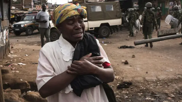 Des manifestations pro-oppositions ont déjà fait plusieurs morts. Les partisans de Raila Odinga veulent que l'opposant soit déclaré vainqueur mais les résultats semblent déjà donner une bonne avance au président sortant Uhuru Kenyatta.