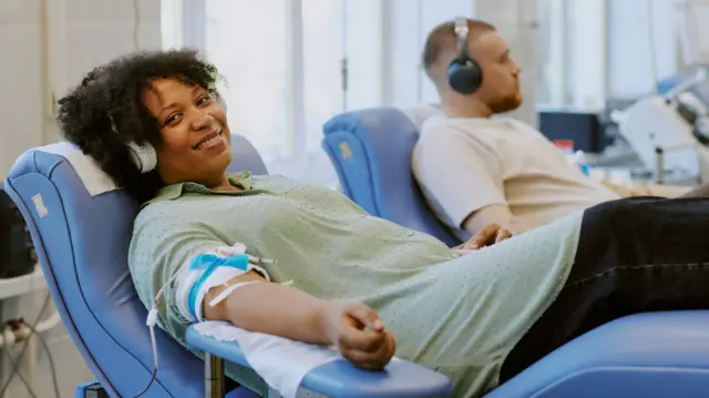 Афроамериканка и европеец сдают кровь