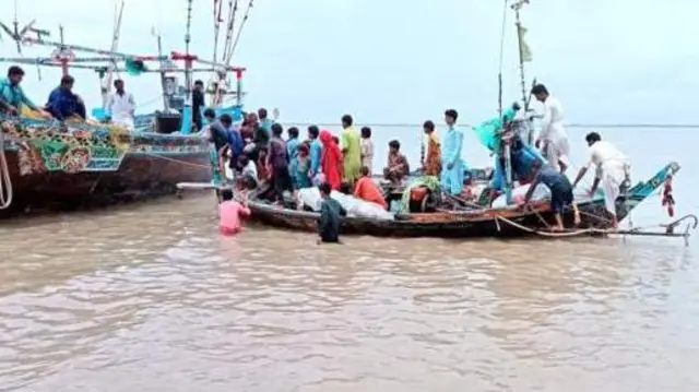 নিরাপদ স্থানে সরিয়ে নেয়া হচ্ছে বাসিন্দাদের