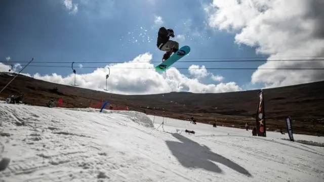 Un snowboarder effectue une acrobatie sur une piste dans les montagnes de Maluti au Lesotho.