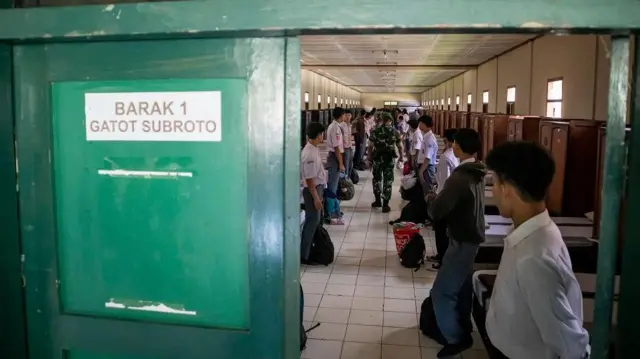 Siswa berada di barak militer saat program pendidikan karakter dan kedisiplinan di Dodik Bela Negara Rindam III Siliwangi, Lembang, Kabupaten Bandung Barat, Jawa Barat, Senin (5/5/2025).
