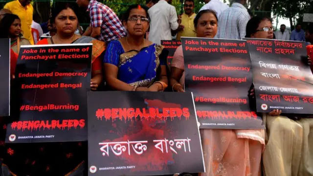 পশ্চিমবঙ্গের পঞ্চায়েত নির্বাচনে রাজনৈতিক সহিংসতার বিরুদ্ধে প্রতিবাদ জানাচ্ছে বিরোধী দল। ২০১৮ সালের ছবি 