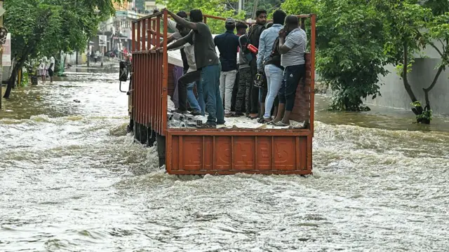 వీధుల్లో నీరు