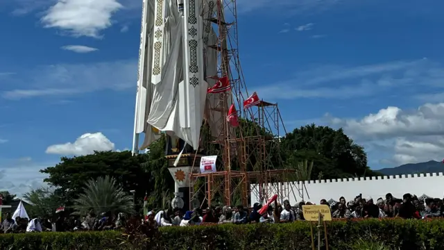 Sejumlah orang membentangkan bendera bulan bintang dalam Peringatan 21 tahun Hari Damai Aceh, pada Sabtu (15/08).