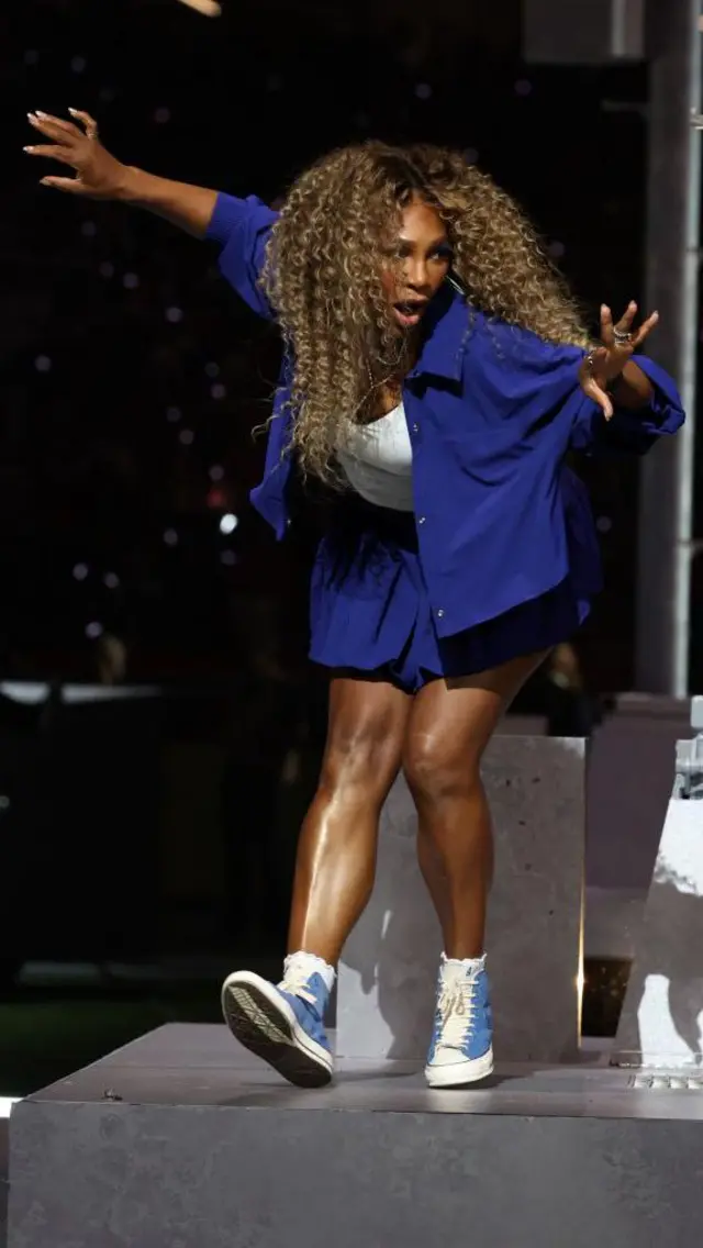 Serena Williams crip walks at surprise Super Bowl appearance