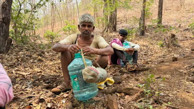 मुंबईपासून अवघ्या 100-120 किलोमीटरवर असलेल्या गावात पोहचायला अजून साधा रस्ता होऊ शकलेला नाही.