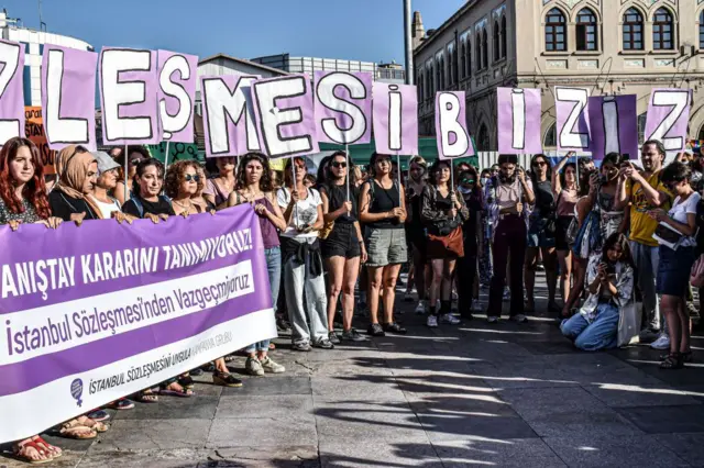 इस्तांबुल कन्वेंशन से निकलने के ख़िलाफ़ तुर्की में महिलाओं ने प्रदर्शन किया था.