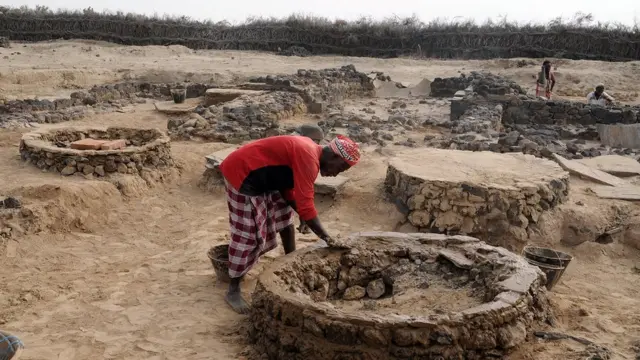 ሓደ ኤርትራዊ ነዳቓይ ንፈረሰ መሰረት ህንጻ ኣዱሊስ እናነደቐ