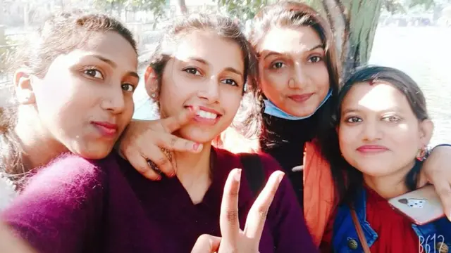 डॉ समीना बेगम और दूसरे डॉक्टर के साथ तस्वीर में डॉ शारदा सुमन