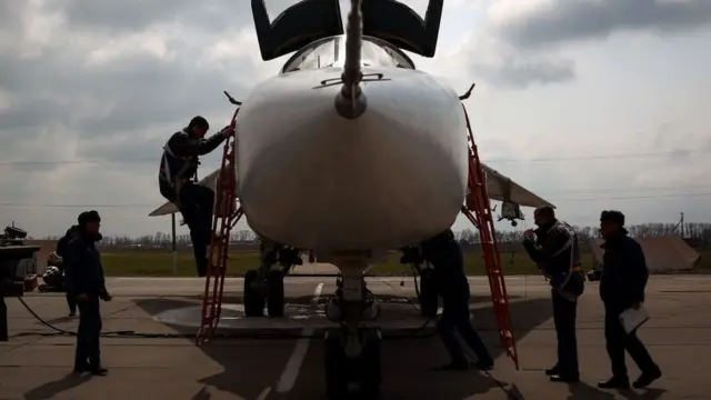 Hombres entrando a avión